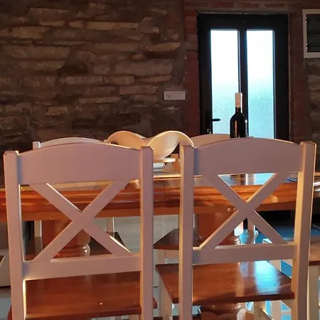 Etno Kuca Ostrvica * Varnice