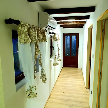 Etno Kuca Ostrvica * Varnice