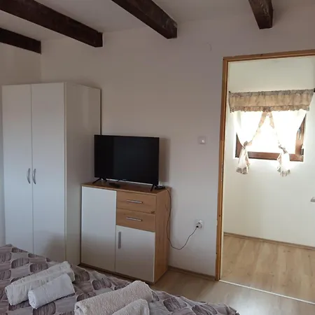 Etno Kuca Ostrvica Casa de Férias