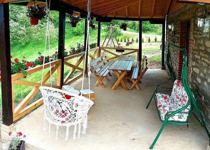 Etno Kuca Ostrvica * Varnice