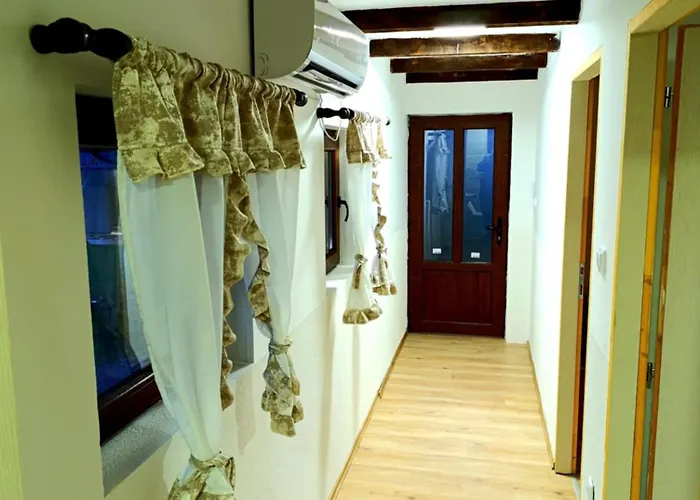 Etno Kuca Ostrvica * Varnice